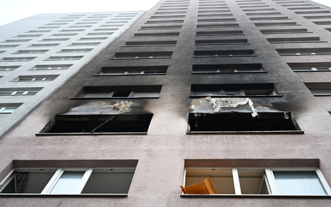 Der Qualm zog auch weit die Fassade hoch. - Foto: Markus Lenhardt/dpa