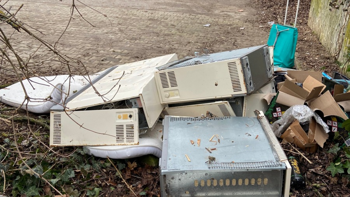 POL-Einsatz: Zeugen zu illegaler Abfallentsorgung gesucht - Baustellenbereich beim Parkplatz 