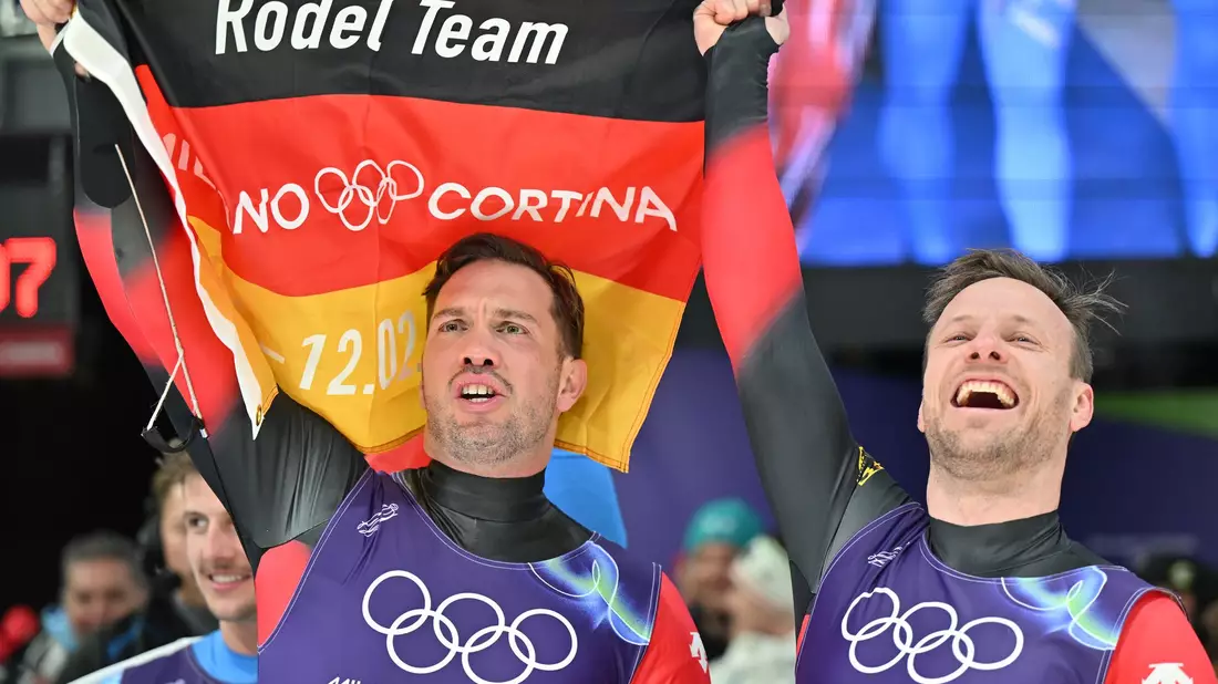 Die Doppelsitzer Tobias Wendl (l) und Tobias Arlt jubeln im Doppelsitzer über ihren dritten Platz. - Bild: Robert Michael/dpa