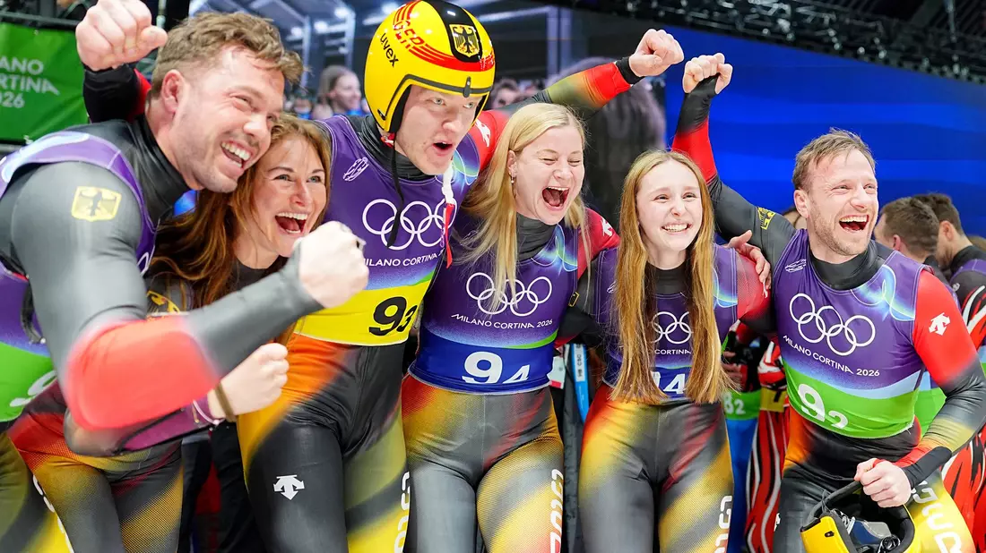 Die deutschen Rodler gewinnen Gold in der Team-Staffel.  - Bild: Michael Kappeler/dpa