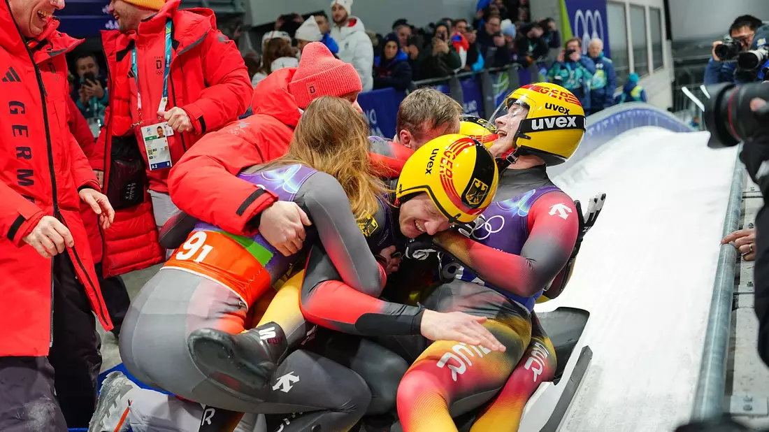 Der Jubel im Eiskanal kennt nach dem Olympiasieg in der Team-Staffel keine Grenzen.  - Bild: Michael Kappeler/dpa