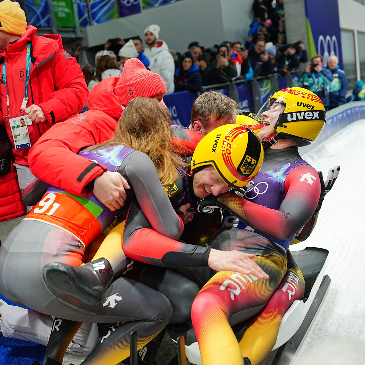 Der Jubel im Eiskanal kennt nach dem Olympiasieg in der Team-Staffel keine Grenzen.  - Foto: Michael Kappeler/dpa