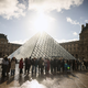 Wegen Verdachts auf Betrügerei mit gefälschten Tickets hat der Louvre die Polizei eingeschaltet. (Archivbild) - Foto: Thomas Padilla/AP/dpa