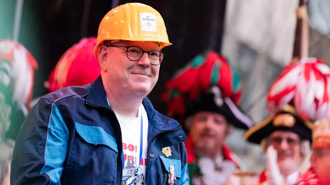 Der Kölner Oberbürgermeister Torsten Burmester trat im «Bob der Baumeister»-Kostüm auf. - Bild: Rolf Vennenbernd/dpa