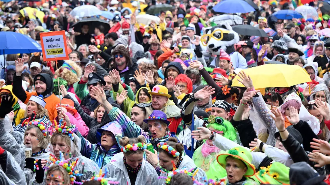 Die diesjährige Weiberfastnacht war ein nasser Start in den Straßenkarneval.  - Bild: Federico Gambarini/dpa