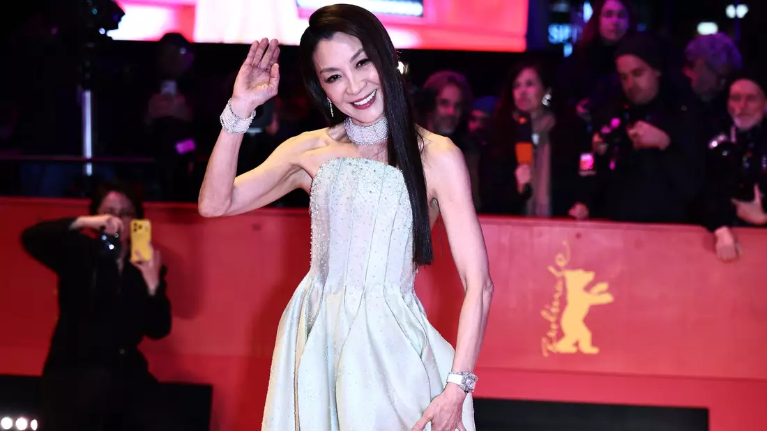 Schauspielerin Michelle Yeoh auf dem roten Teppich. - Bild: Christoph Soeder/dpa