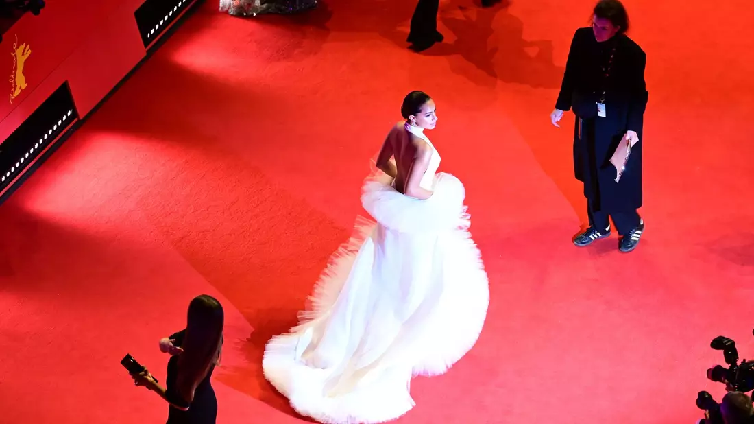 Gizem Emre vor der Gala. - Bild: Sebastian Christoph Gollnow/dpa