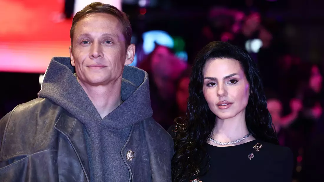 Ruby O. Fee und Matthias Schweighöfer kamen gemeinsam auf den Teppich. - Bild: Christoph Soeder/dpa