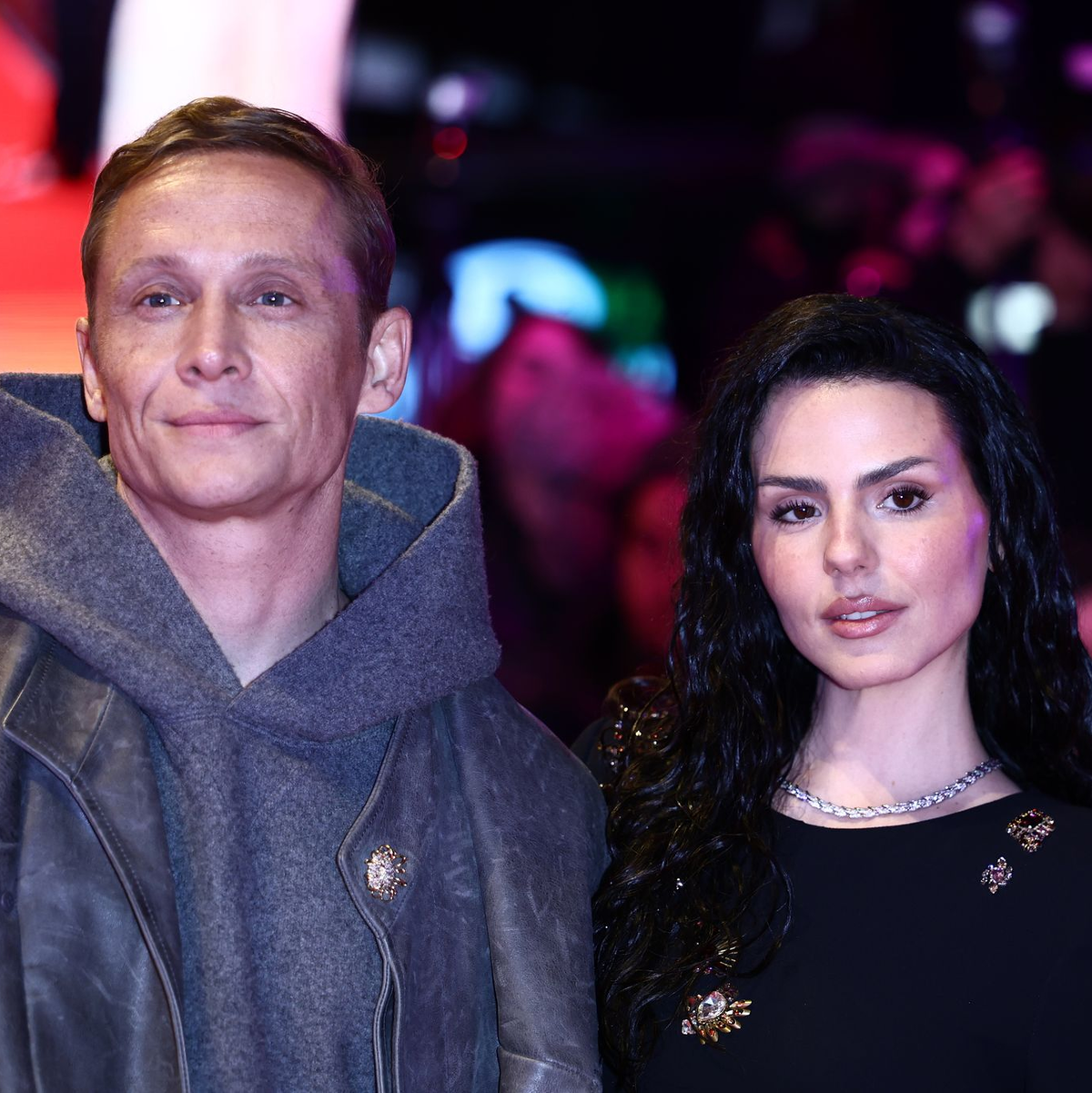 Ruby O. Fee und Matthias Schweighöfer kamen gemeinsam auf den Teppich. - Foto: Christoph Soeder/dpa