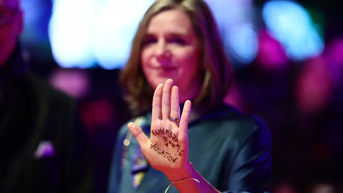 Politikerin Katrin Göring-Eckardt hat auf ihrer Hand stehen: «Remembrance is not a violation». - Bild: Christoph Soeder/dpa