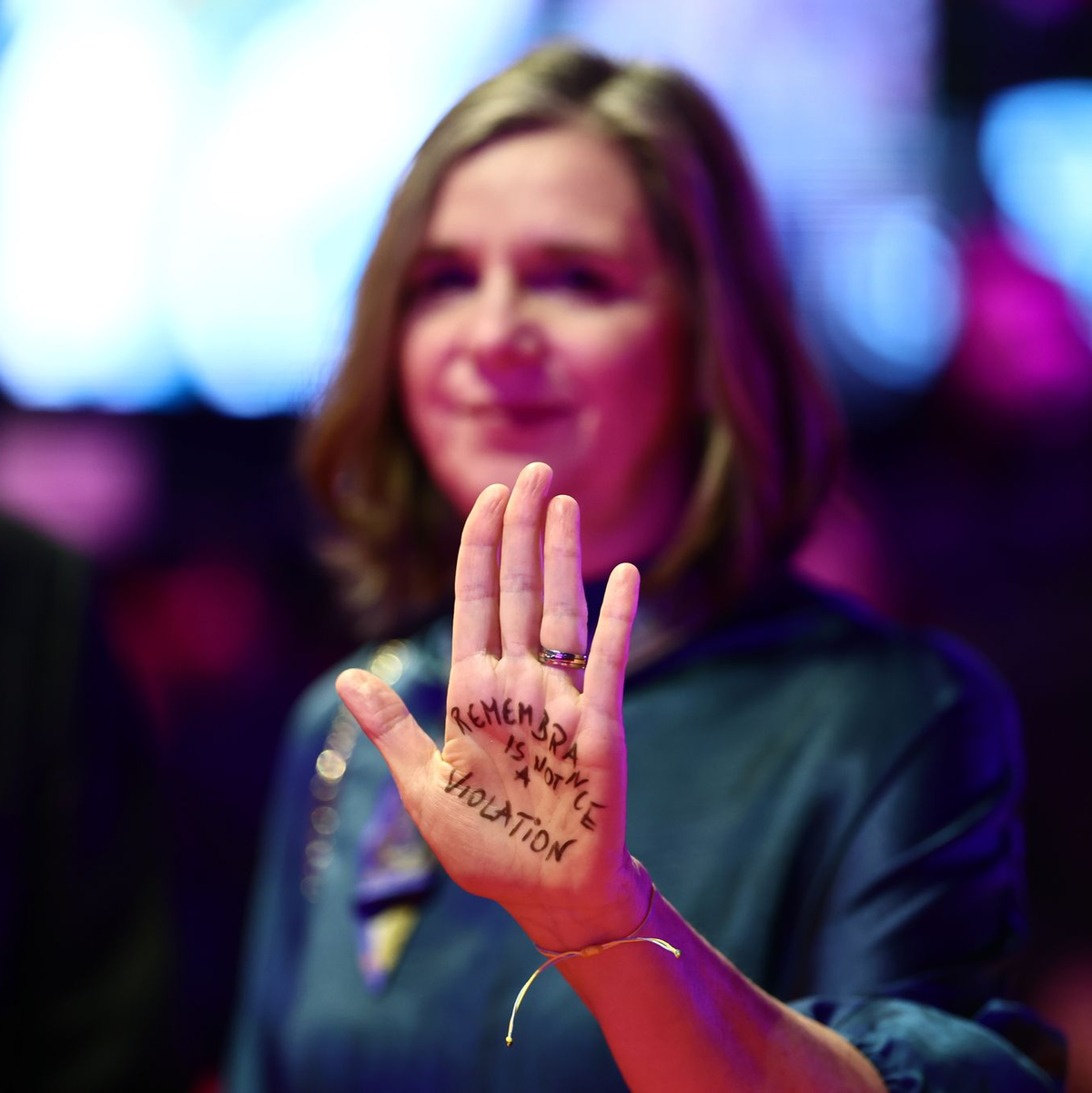 Politikerin Katrin Göring-Eckardt hat auf ihrer Hand stehen: «Remembrance is not a violation». - Foto: Christoph Soeder/dpa