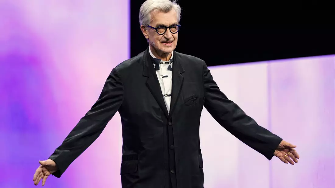 Der Jury-Präsident Wim Wenders kommt auf die Bühne. - Bild: Soeren Stache/dpa