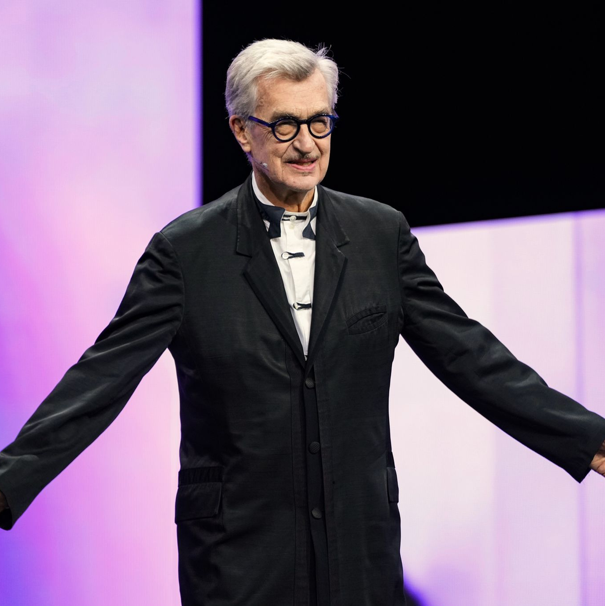 Der Jury-Präsident Wim Wenders kommt auf die Bühne. - Foto: Soeren Stache/dpa