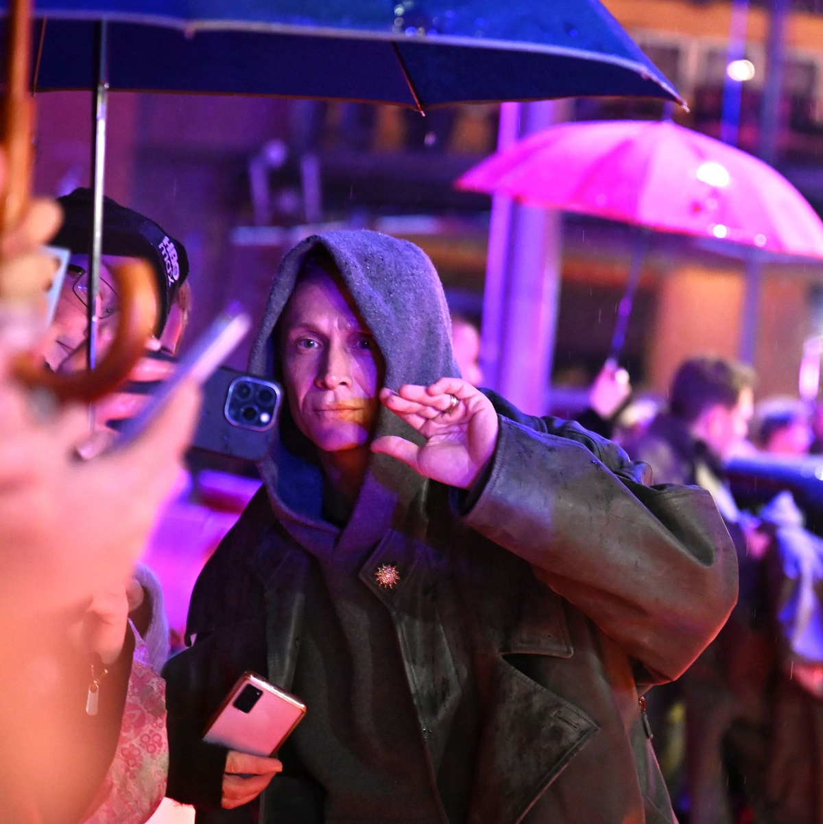 Matthias Schweighöfer auf dem roten Teppich - mit Fans und Regenschirmen. - Foto: Elisa Schu/dpa