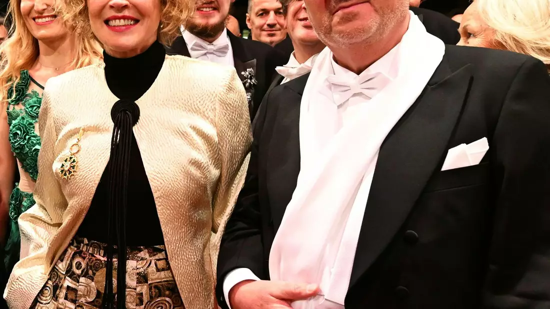Der US-Star trug eine modische Kreation im Klimt-Stil. - Bild: Helmut Fohringer/APA/dpa