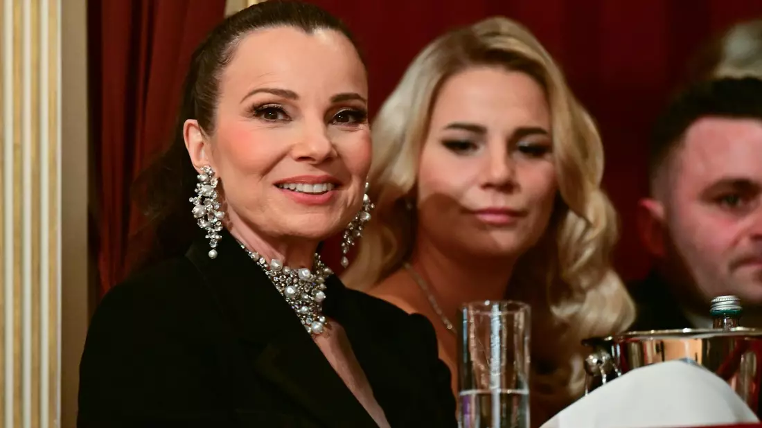 TV-Publikumsliebling Fran Drescher sorgt für US-Glamour. - Bild: Roland Schlager/APA/dpa
