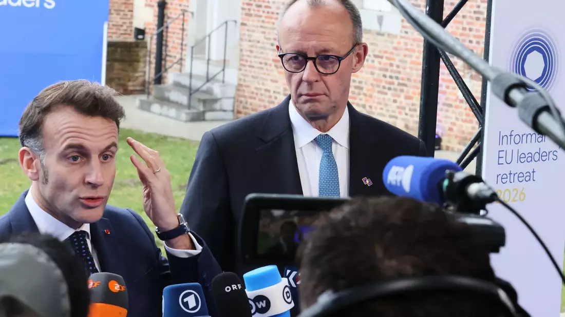 Betonen vor dem EU-Gipfel ihre Einigkeit: Macron und Merz.  - Bild: Francois Walschaerts/AP/dpa