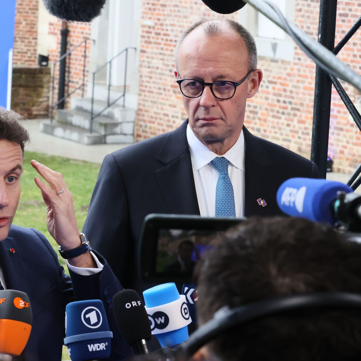 Betonen vor dem EU-Gipfel ihre Einigkeit: Macron und Merz.  - Foto: Francois Walschaerts/AP/dpa