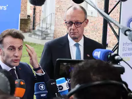 Betonen vor dem EU-Gipfel ihre Einigkeit: Macron und Merz.  - Foto: Francois Walschaerts/AP/dpa