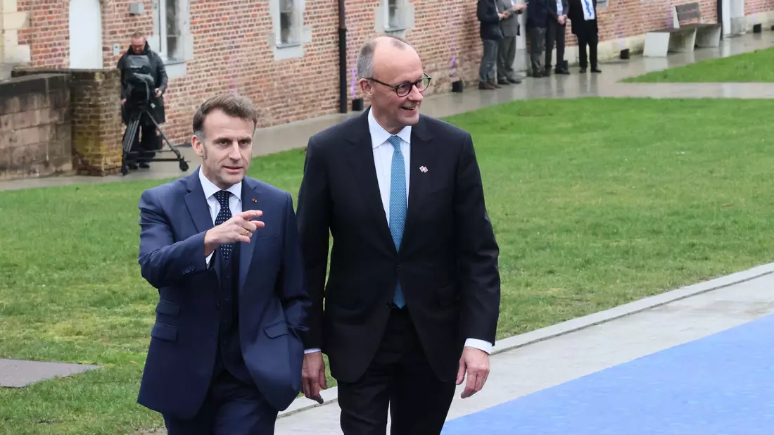 Frankreichs Präsident Macron und Bundeskanzler Merz kamen gemeinsam an. - Bild: Francois Walschaerts/AP/dpa