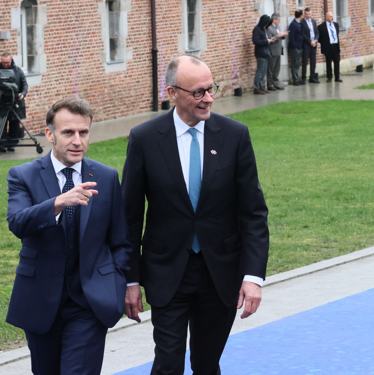 Frankreichs Präsident Macron und Bundeskanzler Merz kamen gemeinsam an. - Foto: Francois Walschaerts/AP/dpa