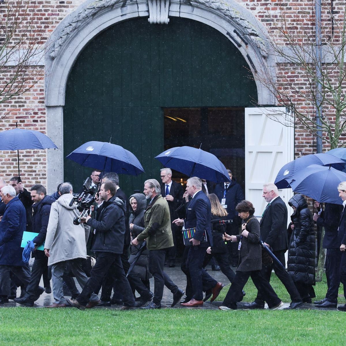 Die Spitzenpolitiker treffen sich auf einem Wasserschloss im flämischen Teil Belgiens. - Foto: Omar Havana/AP/dpa