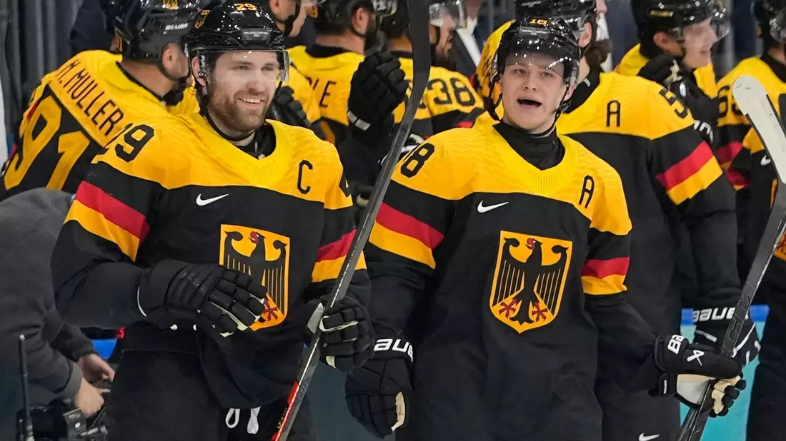 Leon Draisaitl und Tim Stützle führen Deutschlands Eishockey-Team zum Sieg gegen Dänemark - Bild: Hassan Ammar/AP/dpa