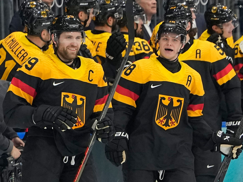 Leon Draisaitl und Tim Stützle führen Deutschlands Eishockey-Team zum Sieg gegen Dänemark - Foto: Hassan Ammar/AP/dpa