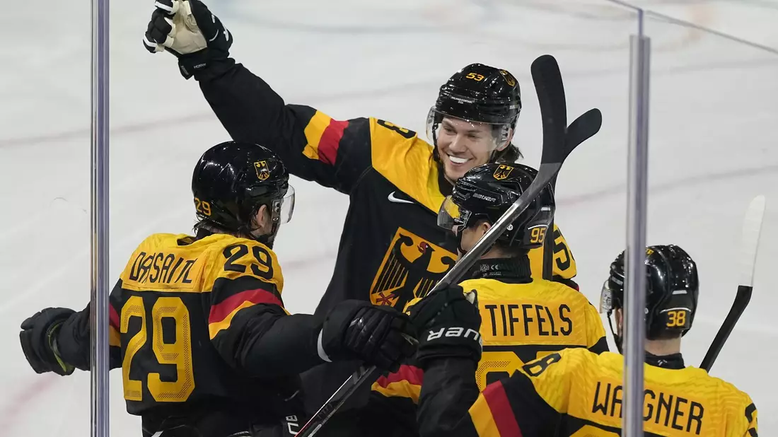 Auftakt nach Maß für das deutsche Eishockey-Team - Bild: Hassan Ammar/AP/dpa