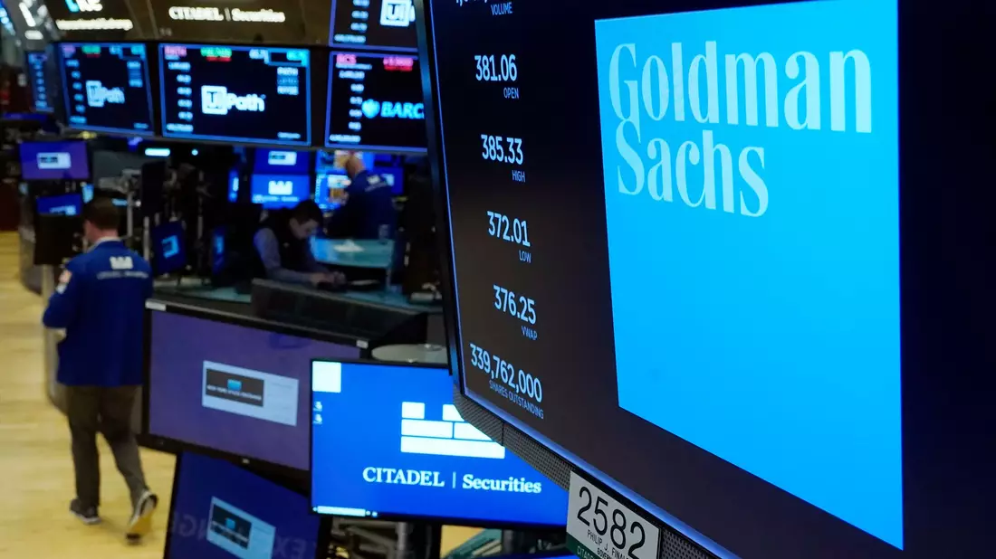 Goldman Sachs gab den Rücktritt von Chefjuristin Kathryn Ruemmler nach Epstein-Enthüllungen bekannt. (Archivbild) - Bild: Richard Drew/AP/dpa