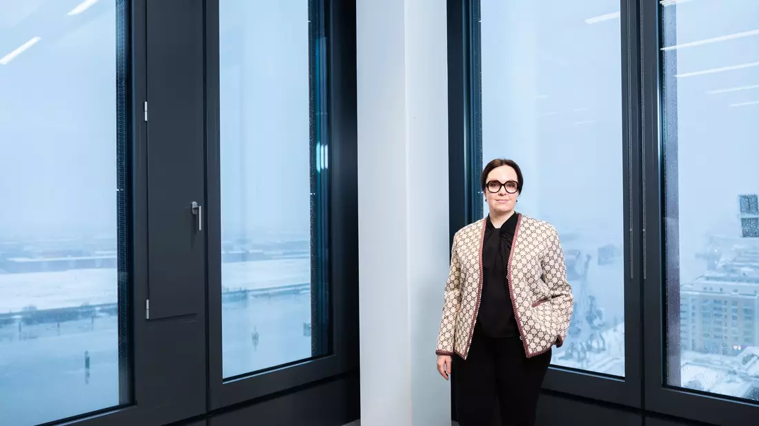 Die Schwedin Borg leitet seit 2020 den staatseigenen schwedischen Energiekonzern Vattenfall, der Deutschland zu seinen Kernmärkten zählt. Auf dem Bild steht Borg in der Hamburger Vattenfall-Zentrale. Im  Hintergrund ist die Norderelbe zu sehen. (Archivbild) - Bild: Ulrich Perrey/dpa