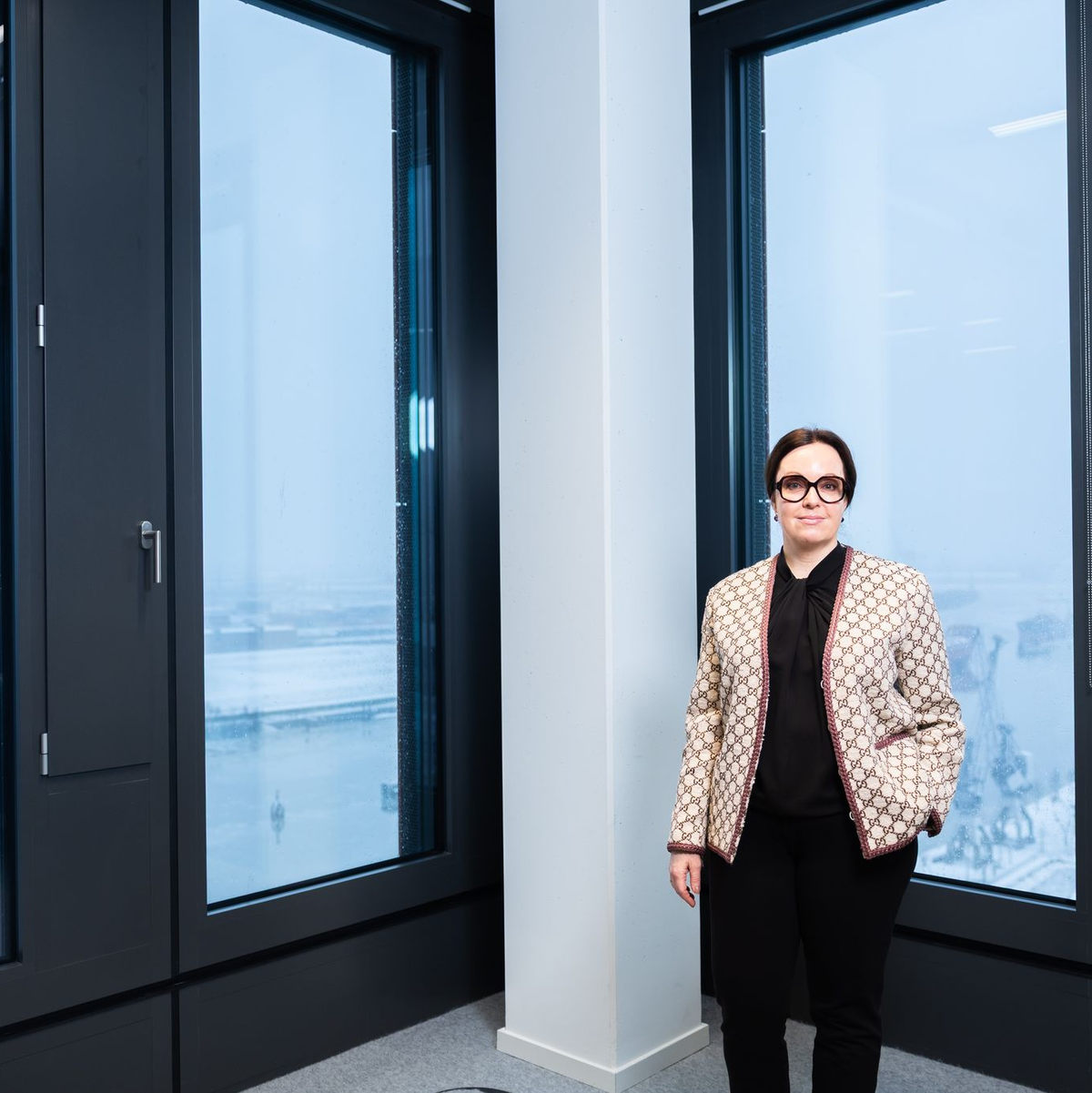 Die Schwedin Borg leitet seit 2020 den staatseigenen schwedischen Energiekonzern Vattenfall, der Deutschland zu seinen Kernmärkten zählt. Auf dem Bild steht Borg in der Hamburger Vattenfall-Zentrale. Im  Hintergrund ist die Norderelbe zu sehen. (Archivbild) - Foto: Ulrich Perrey/dpa