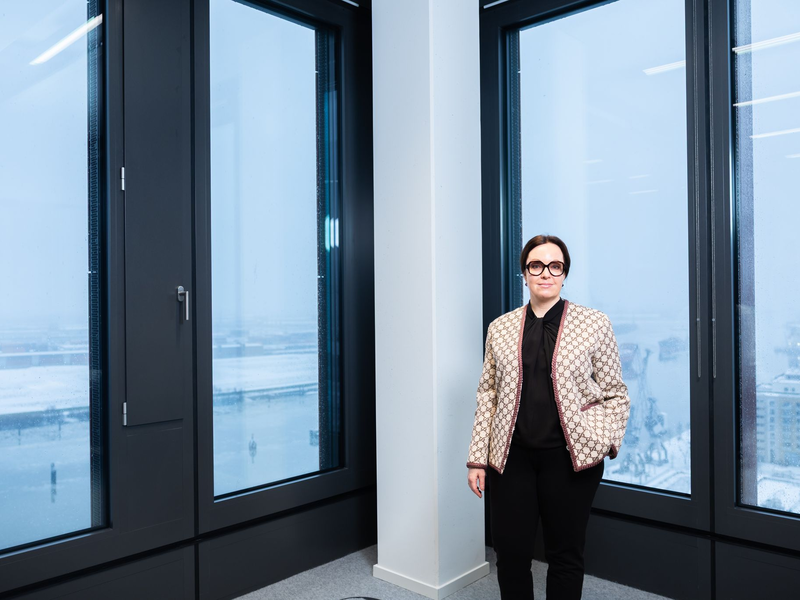 Die Schwedin Borg leitet seit 2020 den staatseigenen schwedischen Energiekonzern Vattenfall, der Deutschland zu seinen Kernmärkten zählt. Auf dem Bild steht Borg in der Hamburger Vattenfall-Zentrale. Im  Hintergrund ist die Norderelbe zu sehen. (Archivbild) - Foto: Ulrich Perrey/dpa