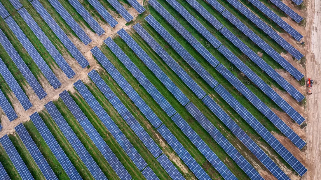 In Mecklenburg-Vorpommern hat Vattenfall 2025 einen Agri-Photovoltaik-Park in Betrieb genommen. Agri-Photovoltaik beschreibt, dass Flächen gleichzeitig für die Landwirtschaft und die Stromerzeugung genutzt werden. (Archivbild) - Bild: Jens Büttner/dpa