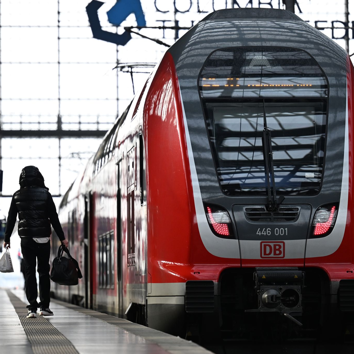 Der tödliche Angriff auf einen Zugbegleiter in einem Regionalzug hat bundesweit Entsetzen ausgelöst. (Archivbild) - Foto: Michael Brandt/dpa