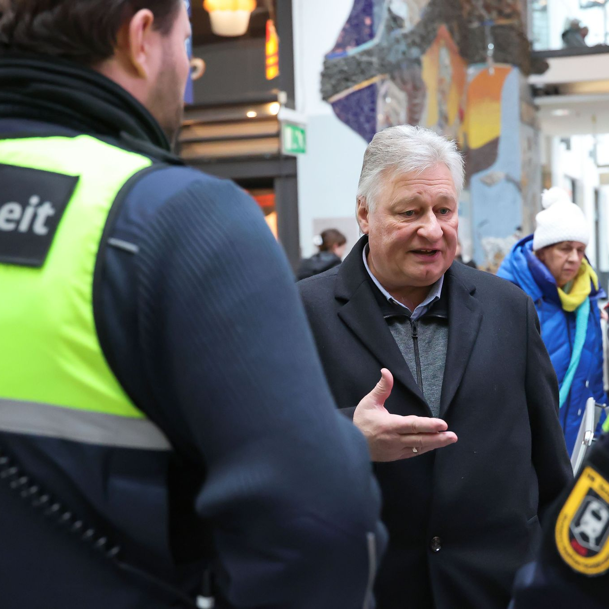 EVG-Chef Martin Burkert fordert eine flächendeckende Doppelbesetzung vor allem in Regionalzügen. (Archivbild) - Foto: Daniel Löb/dpa