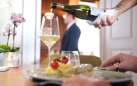 Die Unternehmen im Gastgewerbe konnten ihre Umsätze zuletzt meist nur noch wegen der gestiegenen Preise steigern. Preisbereinigt verzeichneten sie hingegen einen Rückgang der Erlöse. - Foto: Bernd Weißbrod/dpa