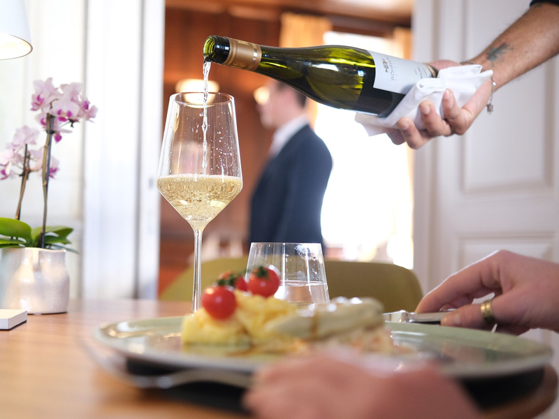 Die Unternehmen im Gastgewerbe konnten ihre Umsätze zuletzt meist nur noch wegen der gestiegenen Preise steigern. Preisbereinigt verzeichneten sie hingegen einen Rückgang der Erlöse. - Foto: Bernd Weißbrod/dpa