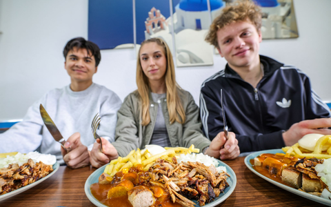 Beliebt auch bei Schülern und Studenten: Der «Taxi-Teller» ist im Trend. - Foto: Christoph Reichwein/dpa