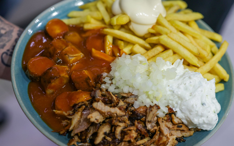 Imbiss mit Gehalt: Currywurst (links), Pommes frites mit Mayonnaise (oben) und Gyrosfleisch mit Zwiebeln und Tzatziki. - Foto: Christoph Reichwein/dpa