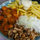 Imbiss mit Gehalt: Currywurst (links), Pommes frites mit Mayonnaise (oben) und Gyrosfleisch mit Zwiebeln und Tzatziki. - Foto: Christoph Reichwein/dpa