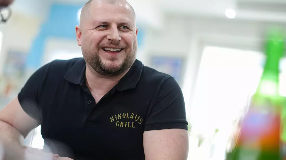 Imbissbetreiber Stergios Angelou bietet den «Taxi-Teller» schon länger an, hat aber in jüngster Zeit deutlich mehr Bestellungen. - Bild: Christoph Reichwein/dpa