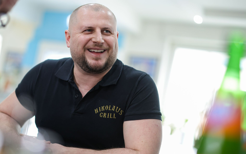 Imbissbetreiber Stergios Angelou bietet den «Taxi-Teller» schon länger an, hat aber in jüngster Zeit deutlich mehr Bestellungen. - Foto: Christoph Reichwein/dpa