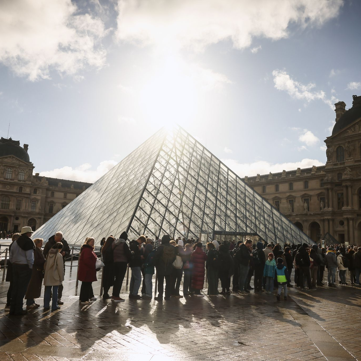Wegen des Verdachts auf Betrug mit gefälschten Tickets hat der Louvre die Polizei eingeschaltet. (Archivbild)  - Foto: Thomas Padilla/AP/dpa