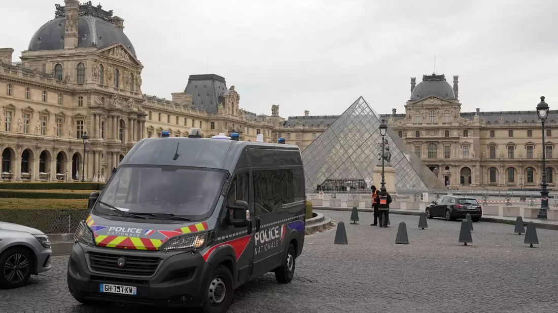 Die Polizei hat ein mutmaßliches Betrügernetzwerk ausgehoben, das einen Schaden von über zehn Millionen Euro verursacht haben soll. (Archivbild) - Bild: Thibault Camus/AP/dpa