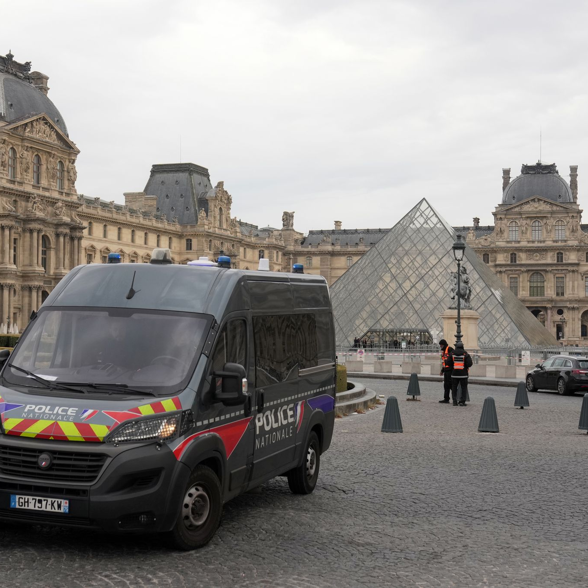 Die Polizei hat ein mutmaßliches Betrügernetzwerk ausgehoben, das einen Schaden von über zehn Millionen Euro verursacht haben soll. (Archivbild) - Foto: Thibault Camus/AP/dpa