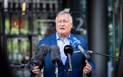 Martin Burkert, Chef der Eisenbahn- und Verkehrsgewerkschaft (EVG), fordert mehr Sicherheit für Bahnpersonal. (Archivbild) - Foto: Christoph Soeder/dpa