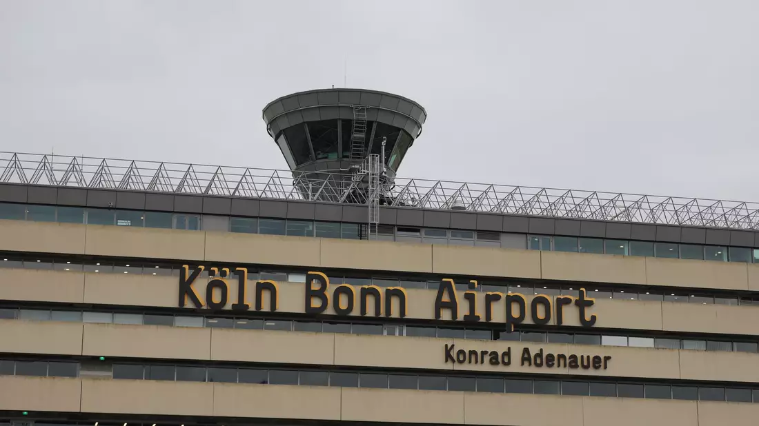 Wegen eines Vorfalls lief am Flughafen Köln/Bonn ein Polizeieinsatz. (Archivbild) - Bild: Sascha Thelen/dpa