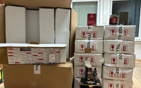 HZA-LA: Landshuter Zoll stoppt Schmuggel von Potenzmitteln/ Zollbeamte des Zollamts Suben sowie der Kontrolleinheit Verkehrswege Passau ziehen größere Menge illegaler Potenzmittel aus dem Verkehr - Foto: presseportal.de