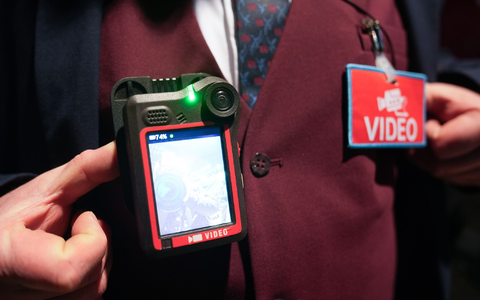 Bodycams zum Schutz der Beschäftigten vor Übergriffen sind längst nicht überall im Einsatz. (Archivbild) - Foto: Marcus Brandt/dpa